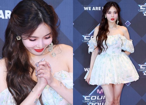 HyunA diện đầm trễ vai trên thảm đỏ