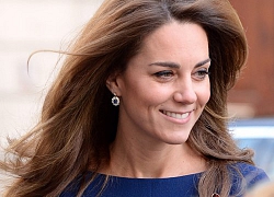 Kate Middleton bị ném đá khi cắt khuyên tai của Công nương Diana