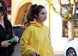 Selena Gomez trẻ như gái 18 khi xuống phố với trang phục nổi bần bật