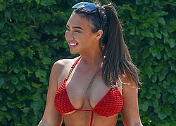 Lauren Goodger hút ánh nhìn khi diện bikini đỏ