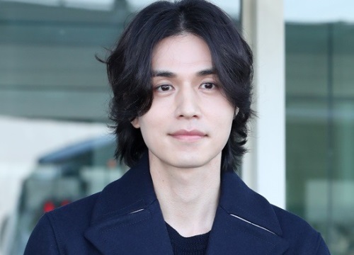 "Thần chết" Lee Dong Wook lột xác với mái tóc dài "bà thím" đầy ma mị, khí chất như hoàng tử tại sân bay