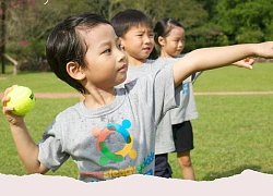 "Mẹ ơi, con muốn dùng điện thoại", câu trả lời của 2 bà mẹ quyết định tính cách tương lai của 2 đứa trẻ