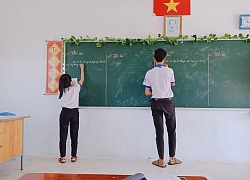 Mỗi ngày đi học là một ngày vui khi trong lớp có cặp 'nấm lùn - cây sào' dễ thương như thế này