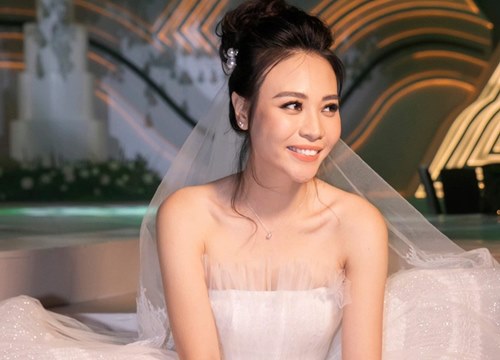 Nhìn Đông Nhi và Đàm Thu Trang mới thấy: Tóc búi xịt keo cầu kỳ đã "về vườn", cô dâu ngày nay giờ càng đơn giản càng đẹp