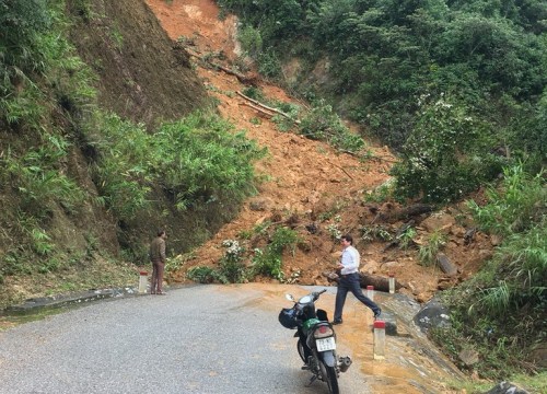 Quốc lộ 9C sạt lở nghiêm trọng, giao thông bị ách tắc