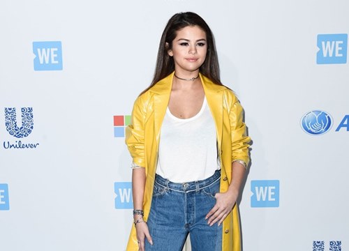 Selena Gomez diện đồ màu neon kén da vẫn được khen đẹp