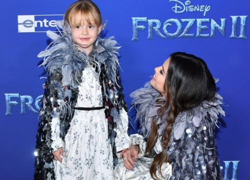 Selena Gomez hôn em gái 6 tuổi trên thảm đỏ 'Frozen 2'