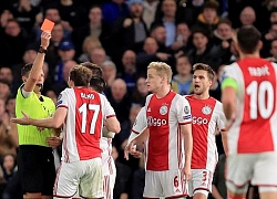 Tại sao Ajax bị đuổi 2 cầu thủ cùng một lúc trước Chelsea?