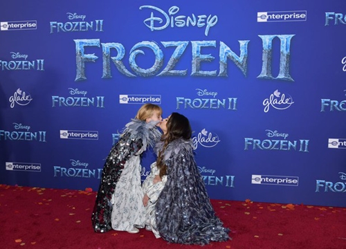 Thảm đỏ "Frozen 2": Selena Gomez gây bão vì đẹp xuất thần, hôn em gái cùng cha khác mẹ thắm thiết