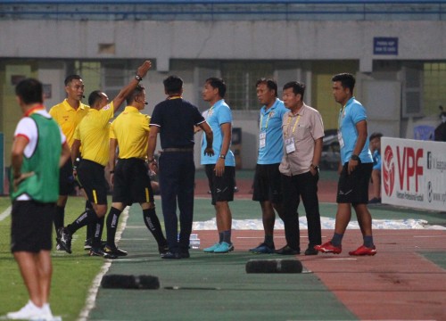 'VAR hỗ trợ điều hành trận đấu, không thay thế được con người'