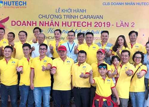 Caravan Doanh nhân HUTECH trao học bổng học sinh nghèo