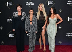 Dàn mỹ nữ nhà Kardashians khoe trên hở dưới 'chặt đẹp' thảm đỏ People's Choice Awards