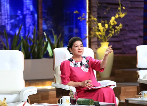 Đi từ thiện hậu Shark Tank mùa 3, Madam Liên rưng rưng nước mắt gọi bà cụ nghèo miền Tây là "Má" làm bao người xúc động