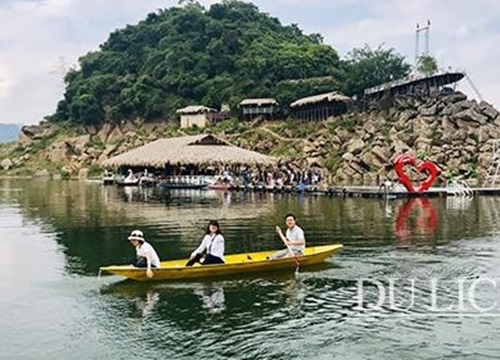 Du thuyền chong chóng khám phá lòng hồ Quỳnh Nhai