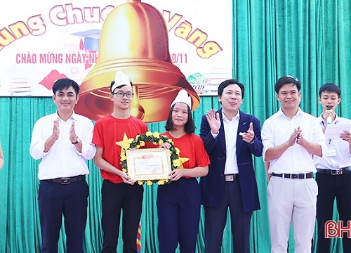 Học sinh Lộc Hà "rung chuông vàng" mừng Ngày Nhà giáo Việt Nam