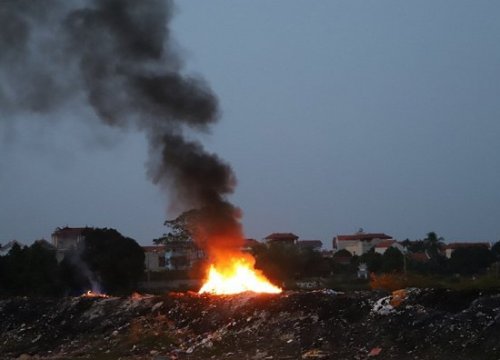 Khói đốt vải khét lẹt đầu độc dân làng vải vụn ở ngoại thành Hà Nội