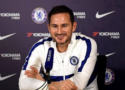 Lampard dắt chó di dạo để... cầu may