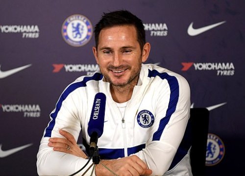 Lampard dắt chó di dạo để... cầu may