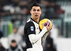 Ronaldo vùng vằng khi bị thay ra ngay từ phút 55, càng trớ trêu hơn khi người thay anh lại trở thành cứu tinh của đội