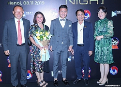 Thầy Park 'bố trí đội hình' chụp ảnh bên lề AFF Awards