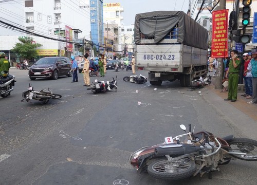 Xe tải tông hàng loạt xe máy đang dừng đèn đỏ, 4 người bị thương