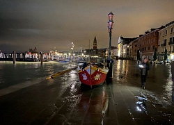 Ảnh : Venice ngập nặng kỷ lục 50 năm, tàu thuyền 'leo lên' vỉa hè