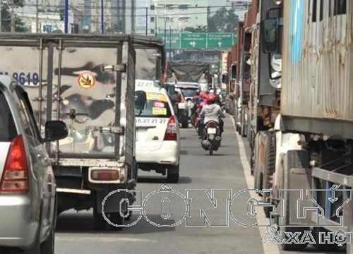 Bình Dương: Hàng chục container đỗ trong làn đường dành cho xe máy, giao thông hỗn loạn