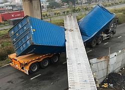 Cầu bộ hành gần Suối Tiên vừa lắp ráp bị xe container hạ gục