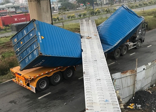 Cầu bộ hành gần Suối Tiên vừa lắp ráp bị xe container hạ gục