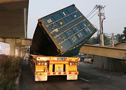 Dầm bê tông cầu bộ hành đè bẹp container ở TP.HCM