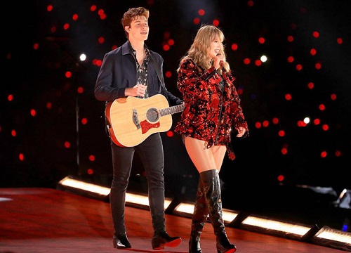 Đều có người thương hết cả rồi, ấy thế mà Taylor Swift và Shawn Mendes lại bất ngờ hát "Lover" cùng nhau ngọt ngào thế chứ lại!