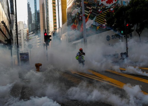 Hong Kong : Cảnh sát lao xe vào đám đông, dọa ăn mừng sinh viên thiệt mạng