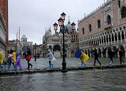 Khách du lịch bì bõm lội nước... khi tới Venice, Italy