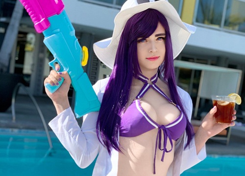 LMHT: Sneaky lại đốt mắt khán giả, khoe thân 'nuột nà' trong bộ bikini với cosplay... Caitlyn Tiệc Bể Bơi