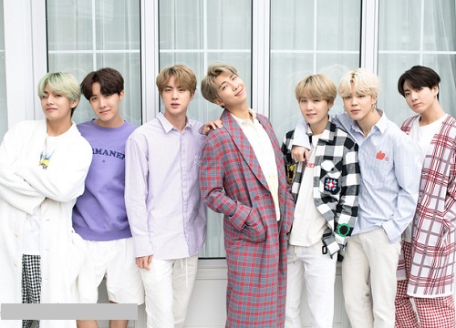 Lỡ tay chia sẻ bài báo hạ thấp BTS trước TXT, Big Hit lĩnh trọn "gạch đá" từ fan vì gây cảnh "gà nhà" đấu đá