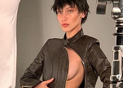 'Nóng mặt' Bella Hadid phanh áo lộ ngực trần trong hậu trường chụp ảnh