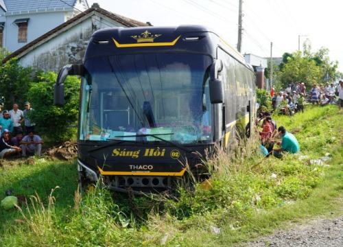 Ôtô khách đâm 3 xe máy, lao vào nhà dân, hàng chục khách hoảng loạn