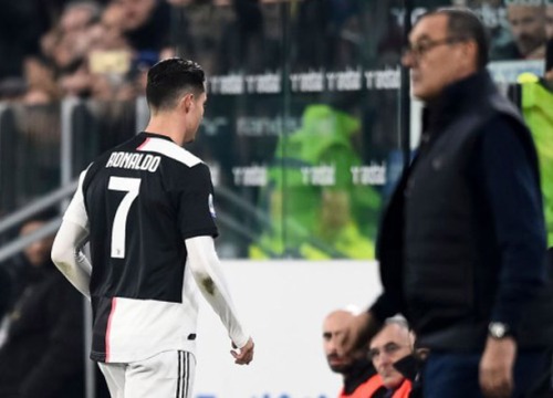 Ronaldo chửi thề xúc phạm HLV Sarri: Juventus hớ nặng dễ vỡ mộng ăn 3