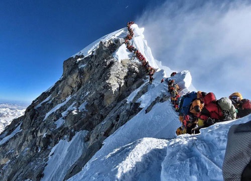 'Tắc đường' lên đỉnh Everest, người leo núi đối mặt tử thần