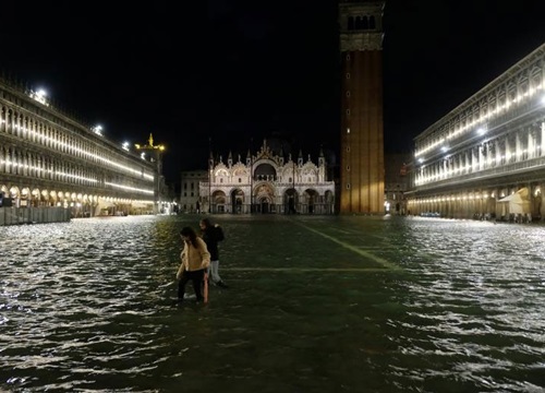 Thành phố tình yêu Venice ngập trong biển nước