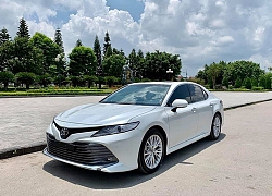 Toyota Camry 'áp đảo' Honda Accord, Mazda6 trong cuộc đua doanh số