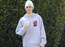 Justin Bieber mặc đồ xuề xòa, tạo dáng nhí nhảnh chờ vợ tập thể thao