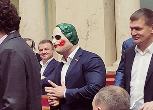 Video : Nghị sĩ Ukraine đeo mặt nạ Joker đến họp Quốc hội