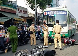 Xe buýt tông 8 xe máy trên phố Sài Gòn, người văng tứ tung