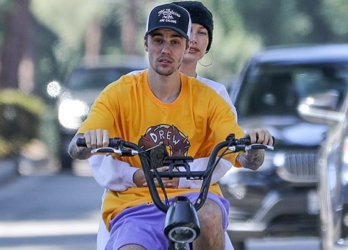 Bị chỉ trích trong "trận chiến" Taylor - Scooter, Justin Bieber bình thản đưa vợ đạp xe và còn tỏ thái độ