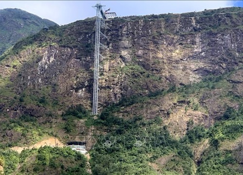 Cầu kính Rồng Mây thu hút hàng nghìn du khách trong ngày đầu khai trương