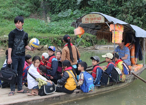 Cho vơi bớt nhọc nhằn đường đến trường...