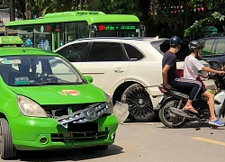 Clip: Sau va chạm giao thông, 2 người đàn ông lao tới chửi bới, đấm tài xế ô tô ở Hà Nội