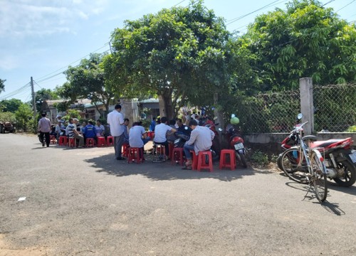 Đám ma không cờ tang của hai cháu bé nghi bị cha sát hại ở Vũng Tàu