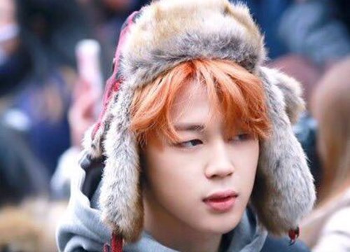 Jimin (BTS) được ví như cơm nắm khi đội mũ lông trắng ở sân bay